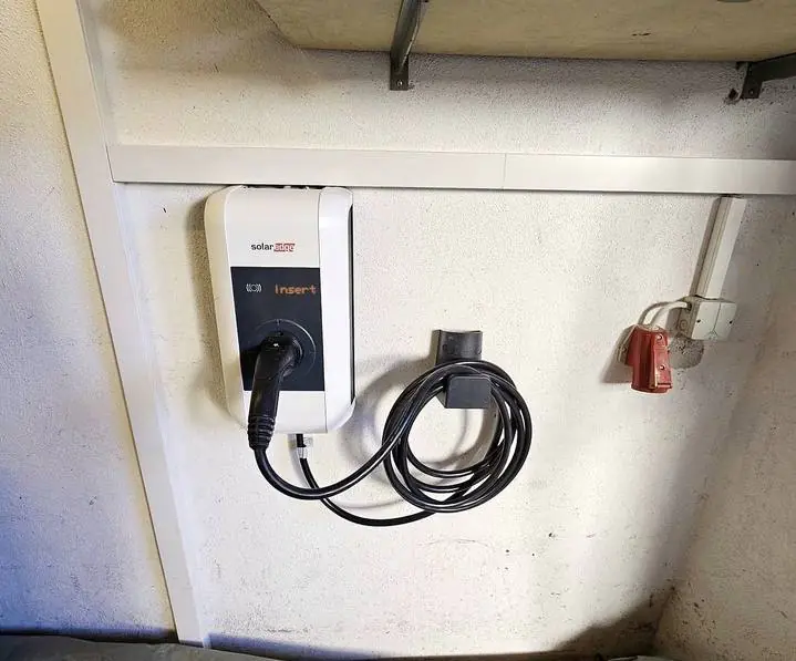 Montierte Wallbox-Ladestation für das E-Auto